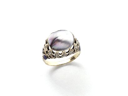 null Ring in gold 750 thousandths, decorated with a gray mother-of-pearl in closed...