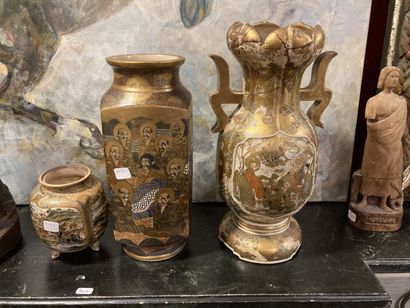  Trois vases en Satsuma (un vase accidenté)...