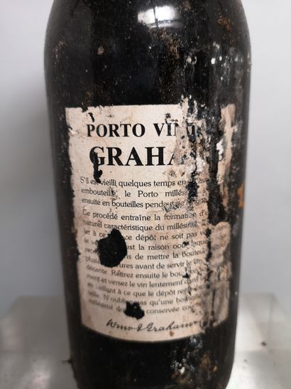 null 1 bouteille PORTO GRAHAMS Vintage - Millésime 1977 - Étiquette tachée et abîmée....