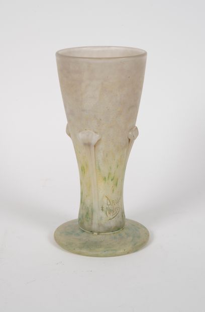 DAUM 

Vase en verre marmoréen blanc, jaune...