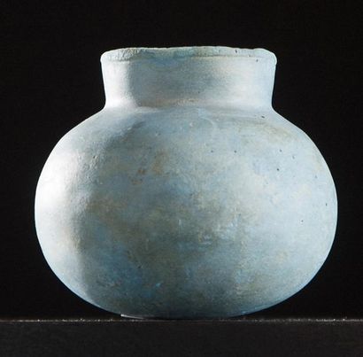 EGYPTE BASSE EPOQUE, XXVIIÈME DYNASTIE Vase en egyptian blue. Panse sphérique. H:...
