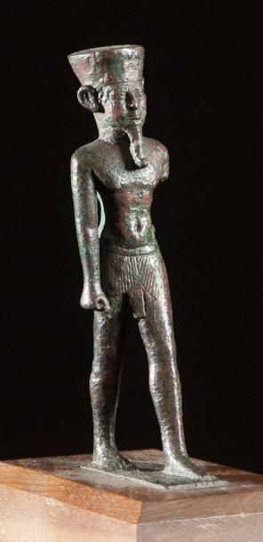 EGYPTE BASSE EPOQUE Statuette d'Amon marchant, portant la barbe osirienne. Il porte...