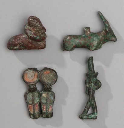 EGYPTE BASSE EPOQUE Lot de 4 bronzes: une amulette à l'effigie de Nefertoum, dieu...