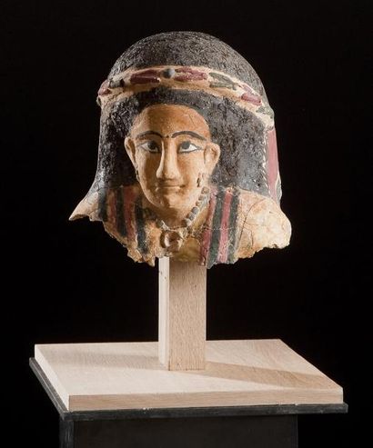 EGYPTE BASSE EPOQUE Masque d'emboitage de momie. H: 25 cm L: 24,5 cm Carton de papyrus...