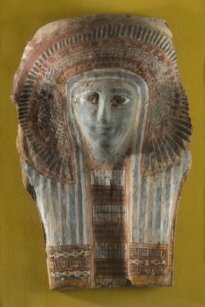 EGYPTE BASSE EPOQUE Haut de couvercle de sarcophage. Le visage peint en vert porte...