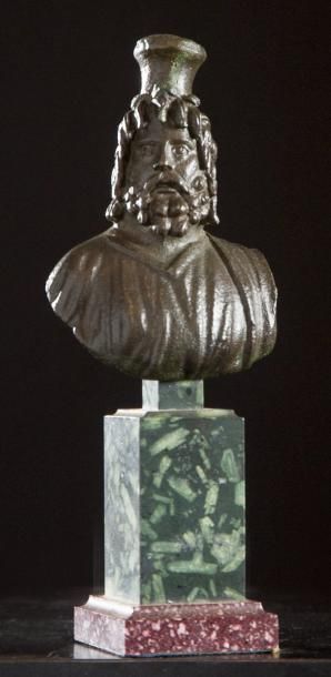 EGYPTE EPOQUE ROMAINE Buste de Sérapis sur un socle en marbre vert de mer et porphyre....