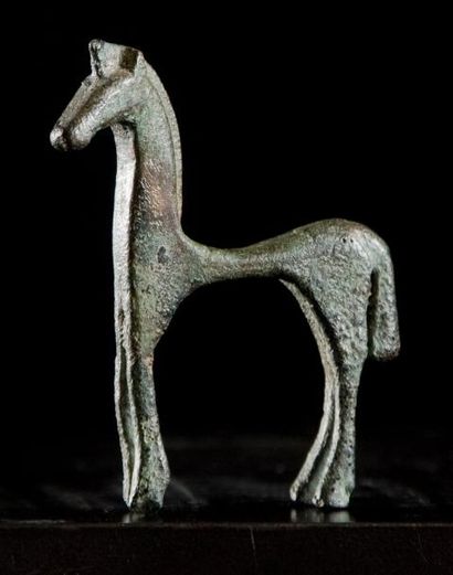 EGYPTE EPOQUE GÉOMÉTRIQUE Beau cheval à l'arrêt. H: 7,5 cm Bronze de patine verte....