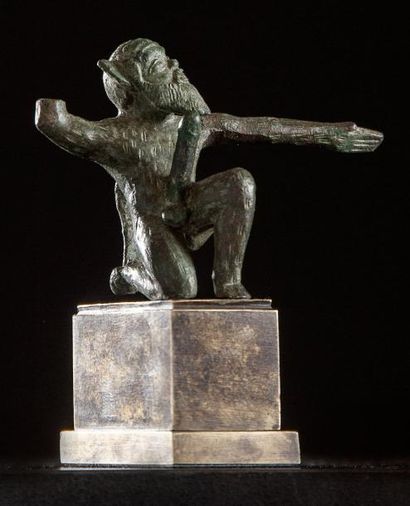 EGYPTE Statuette de satyre ithyphallique. La tête relevée, un genou à terre et le...