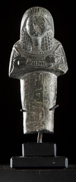 EGYPTE EPOQUE RAMESSIDE Oushebti à perruque tripartite portant le collier ousekh,...