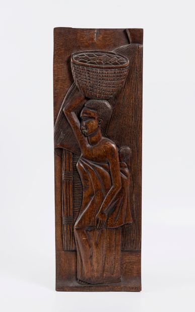 null Porteuse d'eau, bas relief en bois sculpté