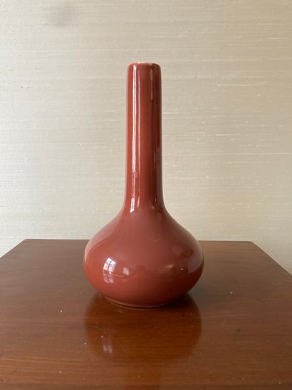 Vase en porcelaine à émail monochrome rouge
Chine,...