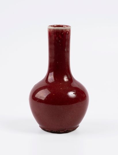 CHINE
Vase en porcelaine émaillé rouge sang...