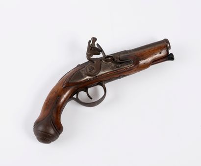 null Un pistolet à silex XVIIIe, canon en acier gravé, crosse en noyer
L : 19 cm.
(légers...