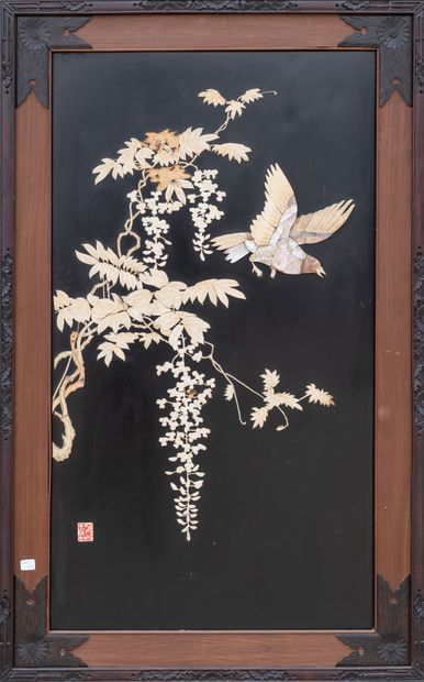 null JAPON, Epoque Meiji (1868-1912)
Panneau en bois de rose et bois laqué avec incrustation...