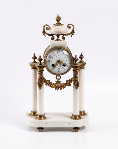 null Pendule portique en bronze et marbre blanc
Style Louis XVI
H : 43 cm. 
L : 22...