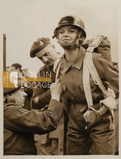 null BRIGITTE BARDOT :
Brigitte Bardot in military uniform in "Babette s'en va-t-en...