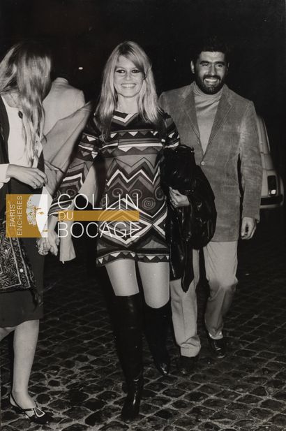 null BRIGITTE BARDOT 
Two pictures of Brigitte Bardot in mini dress and high boots.
1968
Silver...