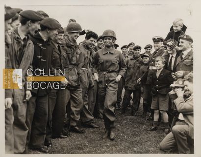 null BRIGITTE BARDOT :
Brigitte Bardot en uniforme militaire dans "Babette s'en va-t-en...