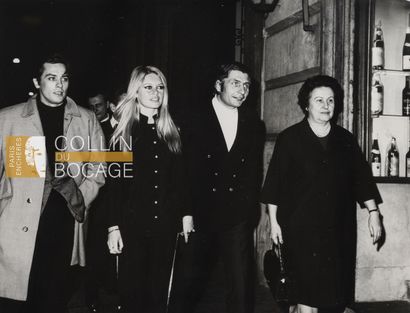 null BRIGITTE BARDOT
Deux photos de Brigitte Bardot avec Gunter Sachs. 
1967
Tirages...