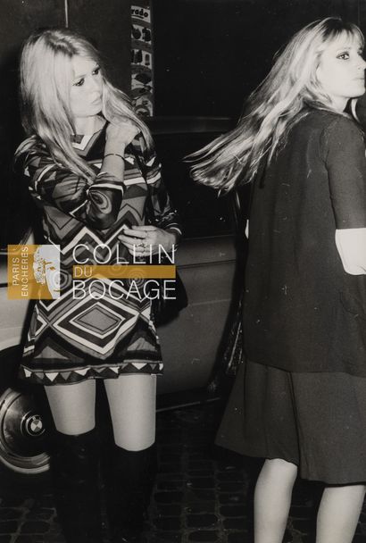 null BRIGITTE BARDOT 
Deux photos de Brigitte Bardot en mini robe et bottes hautes.
1968
Tirage...