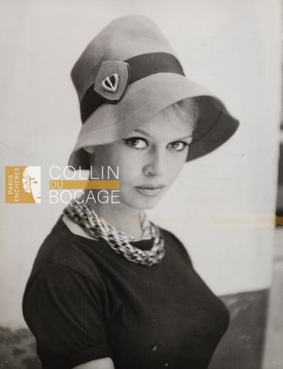 null BRIGITTE BARDOT
Brigitte Bardot portant un chapeau Barthet. 
Tirage argentique...