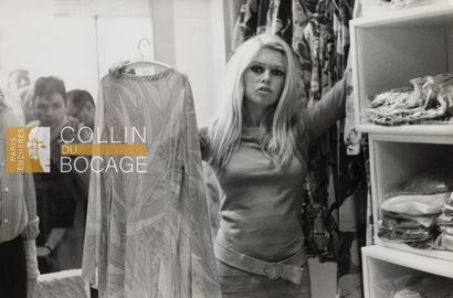 null BRIGITTE BARDOT
Brigitte Bardot dans un magasin essayant des robes.
Tirage argentique...