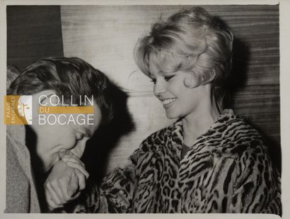 null BRIGITTE BARDOT
Brigitte Bardot avec Gérard Philipe. 
Le baise-main.
Tirage...