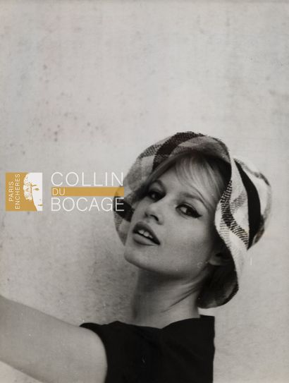 null BRIGITTE BARDOT
Brigitte Bardot portant un chapeau Barthet. 
Tirage argentique...