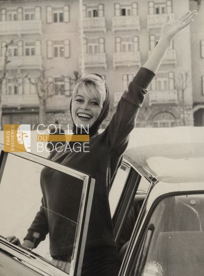 null BRIGITTE BARDOT
Brigitte Bardot getting out of her car.
Vintage silver print...