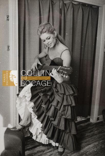 null BRIGITTE BARDOT 
Brigitte Bardot dansant en Espagne.
1958
Tirage argentique...
