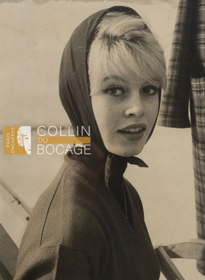 null BRIGITTE BARDOT
Portait de Brigitte Bardot avec un foulard. 
Tirage argentique...
