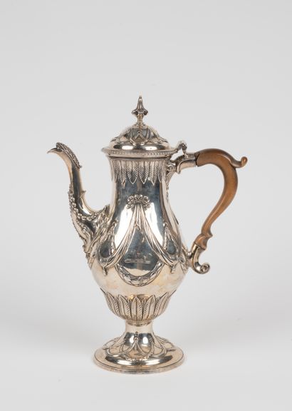 null CAFETIERE en argent. LONDRES Charles WRIGHT (reçu en 1775), 1775. Posant sur...