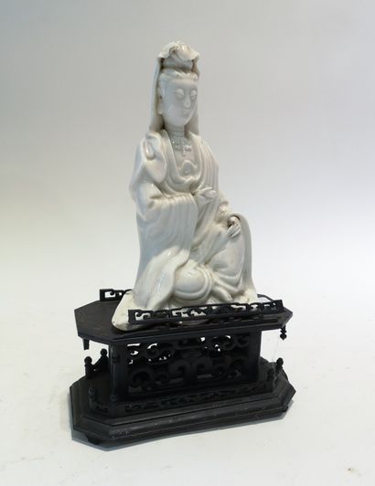 CHINE, XIXeme siècle
Guanyin en porcelaine...