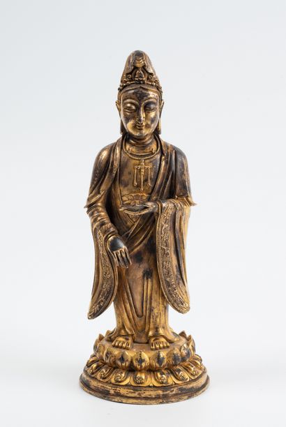 CHINE
Statue de Guanyin en bronze sur son...