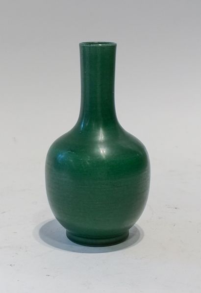 CHINE, XVIIIeme siècle
Vase à col étroit...
