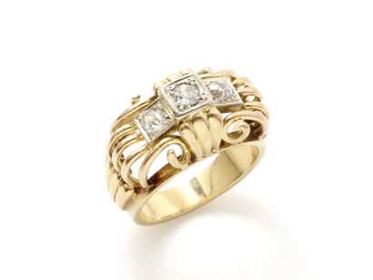 null Bague chevalière en or 750 millièmes, ornée de 3 diamants taille ancienne en...