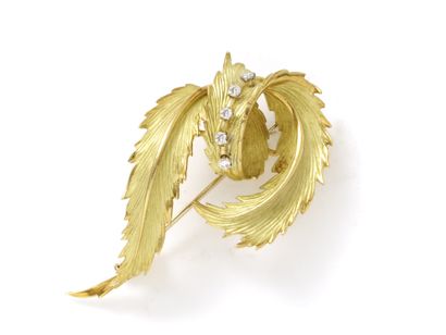 null Brooch in gold 750 thousandths, with decoration moved by finely chiselled and...