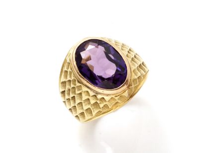 null Bague jonc en or 750 millième, ornée d'une pierre violette en serti clos posée...