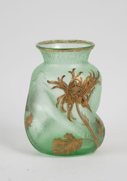 null MONTJOYE - SAINT DENIS
Vase en verre vert de Nil, de forme torsadée, à décor...
