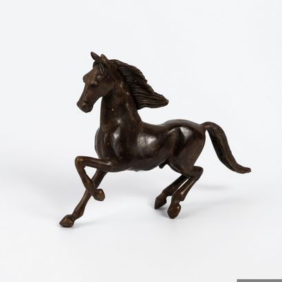 null Cheval en bronze
H : 15 cm.
(quelques manques à la patine)