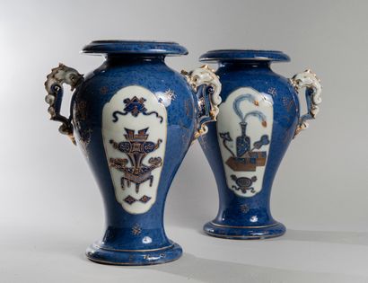 null Paire de vases de forme balustre en porcelaine à décor de mobilier chinois dans...