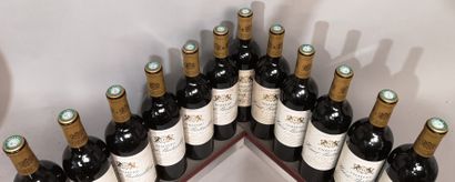null 12 bouteilles Château HAUT BATAILLEY - 5e Gcc Pauillac, 2000 
Étiquettes légèrement...