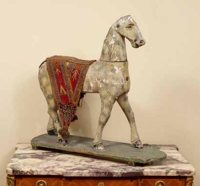 null CHEVAL en bois laqué polychrome sur terrasse à roulette
XIXe siècle 
Haut. :...