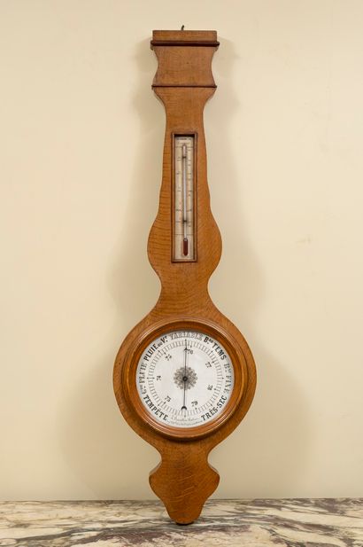 null BAROMÈTRE thermomètre pansu en bois verni
Vers 1900 
Haut. : 95 cm 
Manque le...