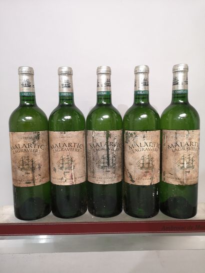 null 5 bouteilles Château MALARTIC LAGRAVIERE Blanc - Pessac Lèognan, 2006
Étiquettes...