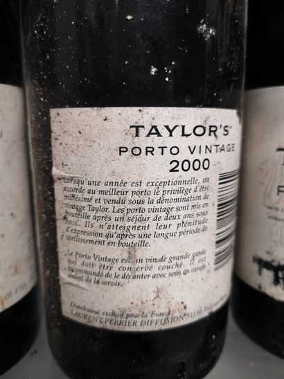 null 4 bouteilles PORTO TAYLOR'S Vintage, 2000

Étiquettes légèrement tachées et...