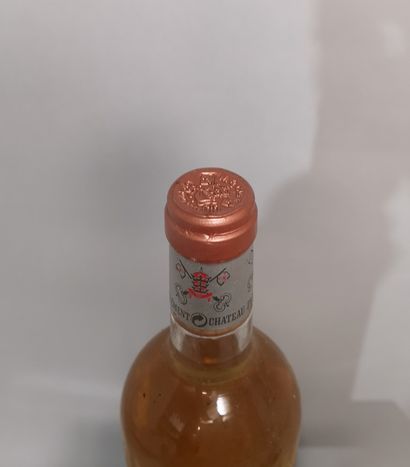 null 1 bouteille Château PAPE CLEMENT Blanc - Gc Pessac Lèognan, 2001
Étiquette tachée...