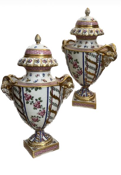 null Paire de vases en porcelaine dans le goût de la Manufacture de Sèvres, à décor...