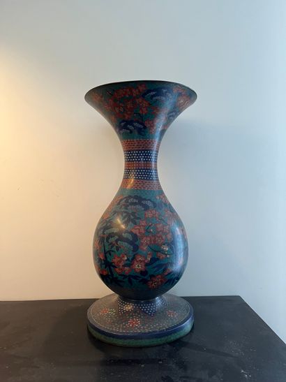 null JAPON, vers 1900
Vase balustre en émaux cloisonnés à décor de branches fleuries
H...