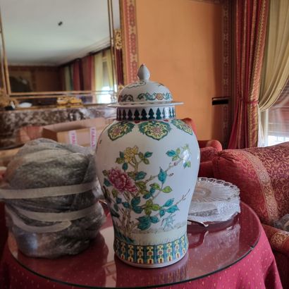 null CHINE Xxe siècle
Vase couvert en porcelaine émaillée à décor de fleurs